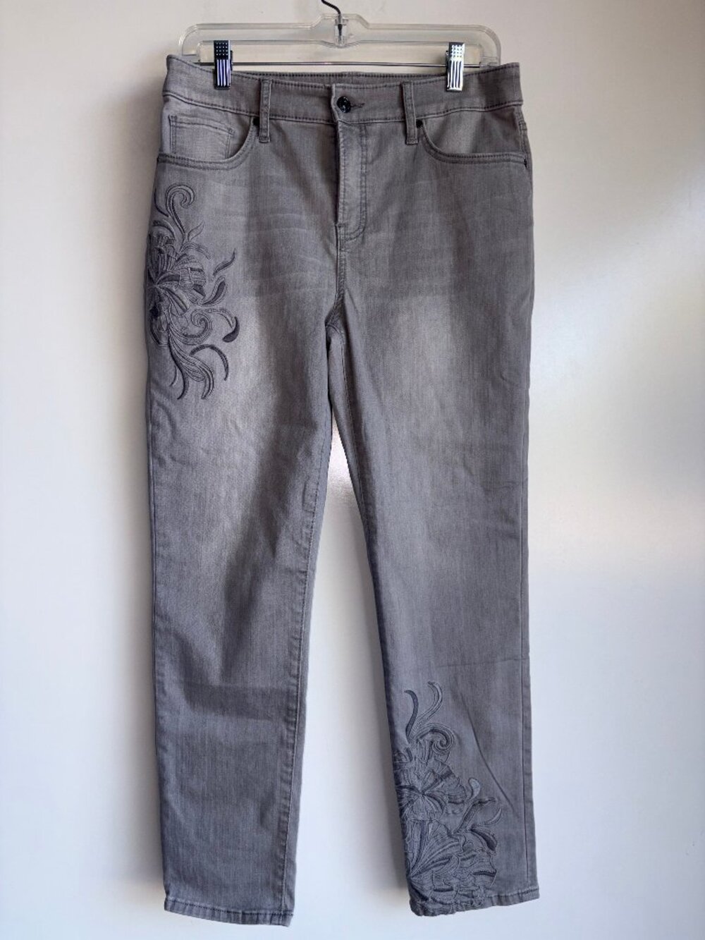 CHICO'S Girlfriend Embroidered Jeans Size 0.5 = Size 6